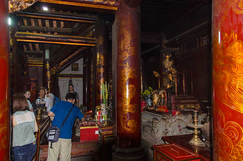 408 - Vietnam - Hoa Lu - templo a Dinh Tien Hoang - interior